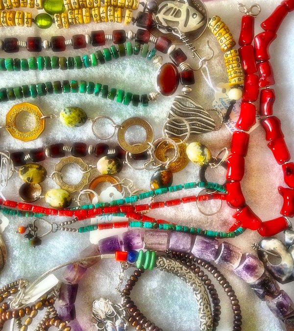 Quels sont les secrets pour réussir un atelier de création de bijoux à partir de matériaux recyclés?